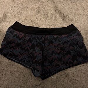 Women's Athletic Shorts - Black Zigzag Pattern